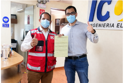 Cliente recibiendo su expediente de seguridad