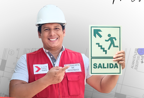 Arq. Noel Ramos sosteniendo una señalética de salida de emergencia